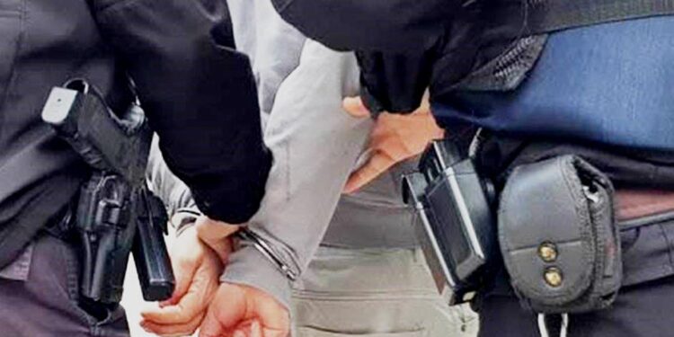 Σύλληψη 33χρονου για ληστεία σε βάρος εγκυμονούσας υπαλλήλου σε κατάστημα στον Πειραιά