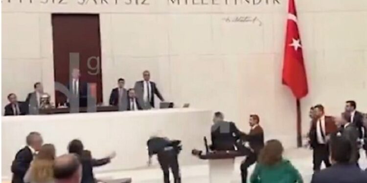 Ξύλο και άγριος καυγάς στην τουρκική Βουλή