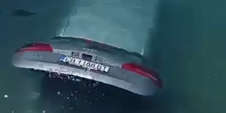 Καβάλα: Αυτοκίνητο έκανε… βουτιά και «πάρκαρε» στη θάλασσα, ήταν λυμένο το χειρόφρενο.