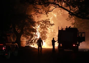 Ολονύχτια μάχη με τις φλόγες στην Αττική -Καίγονται σπίτια και επιχειρήσεις σε Πεντέλη και Βριλήσσια