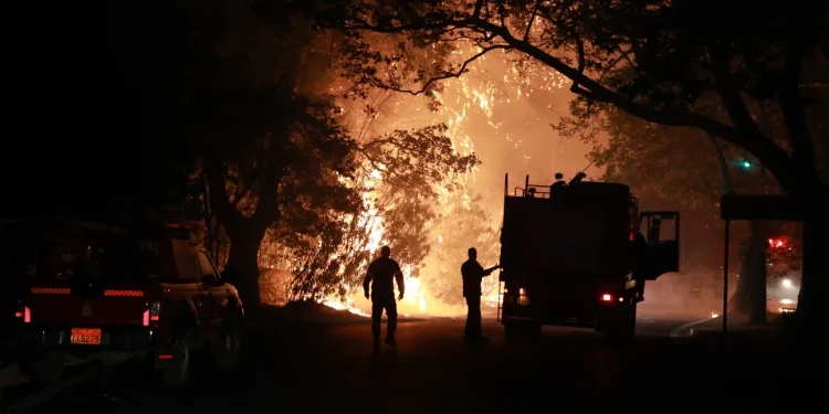 Ολονύχτια μάχη με τις φλόγες στην Αττική -Καίγονται σπίτια και επιχειρήσεις σε Πεντέλη και Βριλήσσια