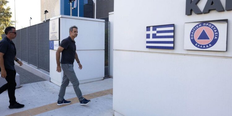 Στο Ενιαίο Συντονιστικό Κέντρο Επιχειρήσεων και Διαχείρισης Κρίσεων, για δεύτερη φορά σήμερα Δευτέρα 12 Αυγούστου, ο Κ. Μητσοτάκης