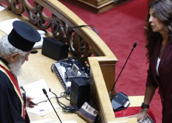Ορκίστηκε βουλευτής η Πόπη Τσαπανίδου με θρησκευτικό όρκο