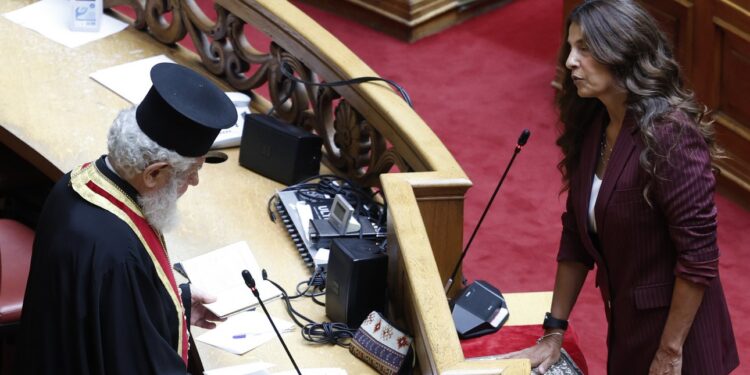 Ορκίστηκε βουλευτής η Πόπη Τσαπανίδου με θρησκευτικό όρκο