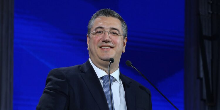 Ο Απόστολος Τζιτζικώστας είναι ο νέος Έλληνας επίτροπος στην Κομισιόν