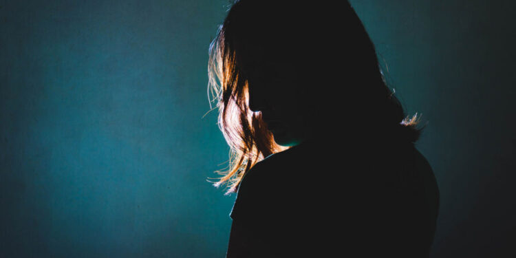 Αλεξανδρούπολη: Της επιτέθηκε με μπουνιές και έβαλε φωτιά σε καναπέ !