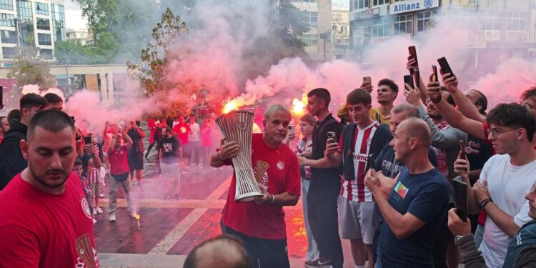 Στη Ξάνθη ήρθαν τα δύο ευρωπαϊκά τρόπαια του Ολυμπιακού, γνωρίζοντας την αποθέωση! (φωτο)