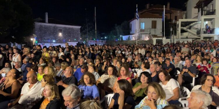 Μπροστά σε μεγάλη κοσμοσυρροή η επίσημη έναρξη των Γιορτών Π. Πόλης 2024 απο τον Δήμαρχο Ξάνθης Στράτο Κοντό. (φώτο)