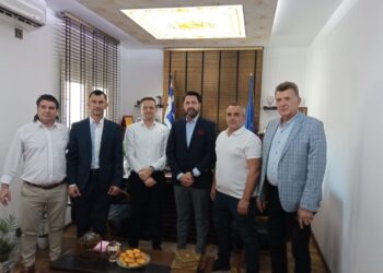 Με τον “διαγραφέντα” Μπουρχάν στο πλευρό του ο Χάρης Δούκας στην επίσκεψή του στον Δήμαρχο Μύκης Κιούρτ Αχμέτ -Ανάρτηση “φωτιά” Σωκράτη Ξυνίδη
