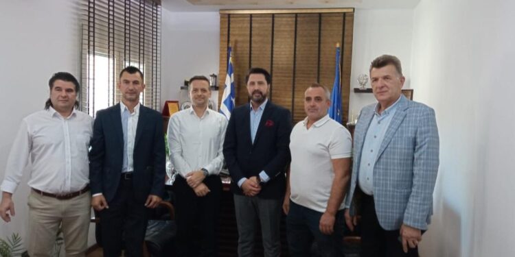 Με τον “διαγραφέντα” Μπουρχάν στο πλευρό του ο Χάρης Δούκας στην επίσκεψή του στον Δήμαρχο Μύκης Κιούρτ Αχμέτ -Ανάρτηση “φωτιά” Σωκράτη Ξυνίδη