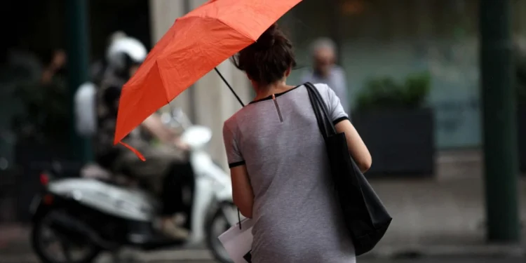 Καιρός: Κυριακή με καταιγίδες, σκόνη και θυελλώδεις ανέμους -Πού και πότε θα «πέσει» η θερμοκρασία