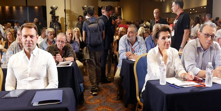 Μόνο με την Τζάκρη έμεινε ο Κασσελάκης – Είναι έκπτωτος, αποφάσισε η Πολιτική Γραμματεία με ψήφους 17-1
