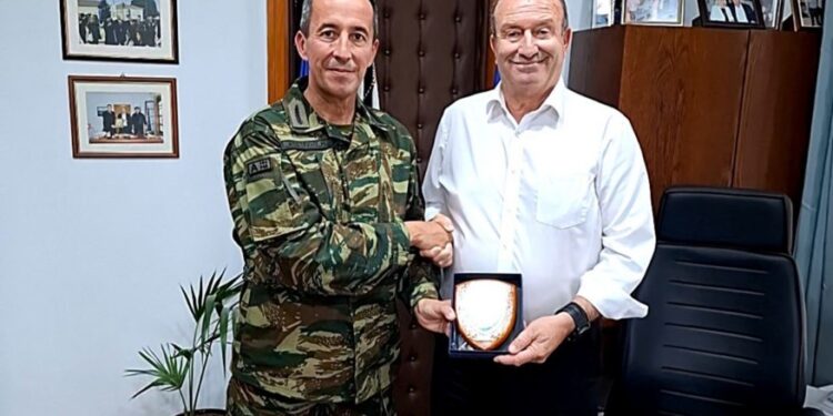 Ο Δήμαρχος Τοπείρου Θωμάς Μίχογλου υποδέχθηκε στο γραφείο του στο Δημαρχείο τον Διοικητή της 20ης Τεθωρακισμένης Μεραρχίας Υποστράτηγο, Ηλία Κωστάκη