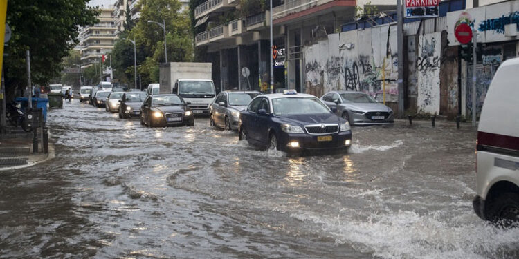 Ροδόπη: Σφοδρή βροχόπτωση στον Πολύανθο Δήμου Ιάσμου– Κινδύνευσε και ένα λεωφορείο