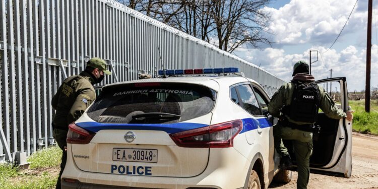 ΕΒΡΟΣ: Σκοτώθηκε ο οδηγός – διακινητής  που μετέφερε 8 λαθρομετανάστες με κλεμμένο ΙΧ στο δρόμο Μάνδρας –Μικρού Δερρείου.