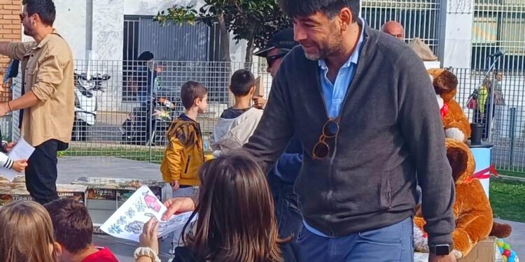 Δήμος Ξάνθης: Ταΐζουμε τα αδέσποτα, κρατάμε την πόλη καθαρή. Ο Δήμαρχος Ξάνθης τα “είπε” με τους μαθητές.
