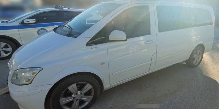 Συνελήφθησαν -2- διακινητές στις Σέρρες και τον Έβρο, μετέφεραν 22 παράνομους λαθρομετανάστες.