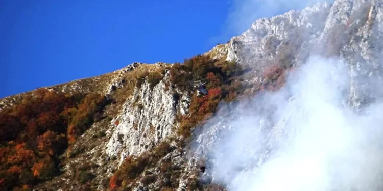 Καβάλα: Μαίνεται η φωτιά στο Παγγαίο Όρος – Ενισχύθηκαν οι πυροσβεστικές δυνάμεις