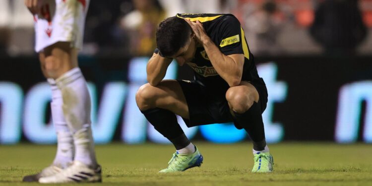 Πανσερραϊκός-ΑΕΚ 1-0: Η Ένωση υπέστη ήττα-σοκ από τα «λιοντάρια» που έπαιζαν με 10 παίκτες από το 27′