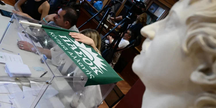 Εκλογές ΠΑΣΟΚ: Μειωμένη κατά 12,8% η συμμετοχή σε σχέση με τον α’ γύρο -Μέχρι τις 13:30 ψήφισαν 119.500