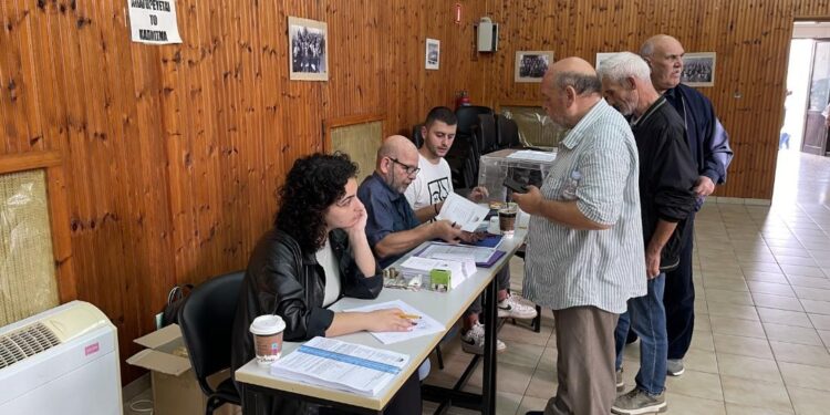 Με μεγάλη συμμετοχή οι εκλογές στο ΠΑΣΟΚ Ξάνθης – Σχημάτισαν και…. ουρά! (φώτ0)