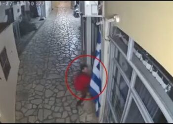 Τουρίστες κατέβασαν την ελληνική σημαία στο Λεωνίδιο Αρκαδίας