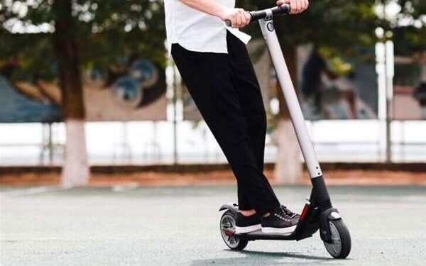 Θεσσαλονίκη: Εκατοντάδες παραβάσεις από αναβάτες ηλεκτρικών πατινιών -Πάνω από 150 αφορούν μη χρήση κράνους