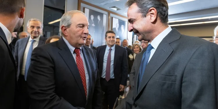 Η χειραψία Μητσοτάκη με Καραμανλή-Σαμαρά στο Ίδρυμα Κων. Καραμανλής – Ποιο “ψυχρός” ο Κώστας Καρμανλής