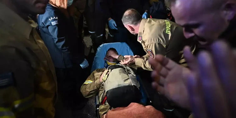 Εποχικοί Πυροσβέστες: 14 τραυματίες από τα επεισόδια με τα ΜΑΤ έξω από το υπουργείο Πολιτικής Προστασίας