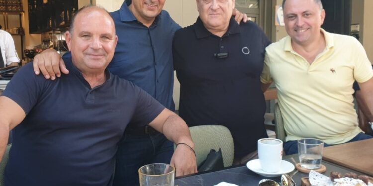 ΤΑ ΜΥΣΤΙΚΑ. Ούτε μία, ούτε δυο, αλλά 16 κάρτες έστειλε στην «Α» ο Δήμαρχος …Αλλιώς για δωρεάν αυτοπροβολή! Έκαναν “μάγκα” ποιόν; Τον Τσέπελη…!