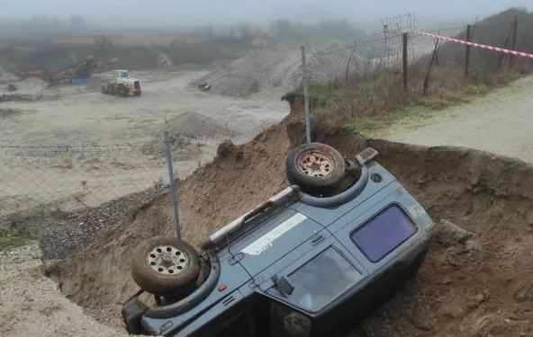 Οδικό ατύχημα στη Σταυρούπολη: Κατάρρευση δρόμου και ανατροπή αυτοκινήτου