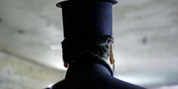 Κατήγγειλε τον ιερέα σύζυγό της, για ενδοοικογενειακή βία