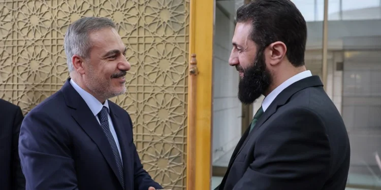 Ο Φιντάν στο Προεδρικό Μέγαρο της Δαμασκού – Με χαμόγελα, κοστούμι και γραβάτα τον υποδέχθηκε ο Τζολάνι!