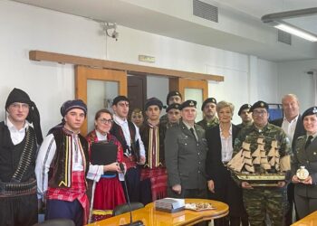 Παραδοσιακά Κάλαντα από την (XXV Τ.Θ.Τ.) 25η Τεθωρακισμένη Ταξιαρχία του Δ’ Σ. Στρατού, στον Δήμαρχο Τοπείρου Μ. Μίχογλου