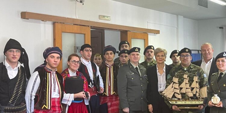 Παραδοσιακά Κάλαντα από την (XXV Τ.Θ.Τ.) 25η Τεθωρακισμένη Ταξιαρχία του Δ’ Σ. Στρατού, στον Δήμαρχο Τοπείρου Μ. Μίχογλου