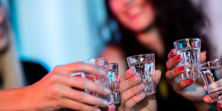 Οριστικό λουκέτο σε καταστήματα που διαθέτουν αλκοόλ σε ανήλικους προωθεί η κυβέρνηση