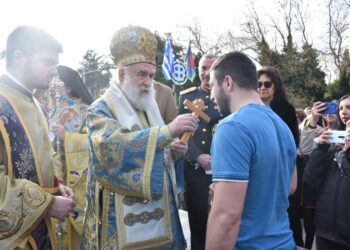 ΘΕΟΦΑΝΕΙΑ – Ποταμός Κόσυνθος: Ο Νίκος Σονίδης της ομάδας Τζούντο του Θ. Ηλιάδη πήρε τον Σταυρό. (φώτο)