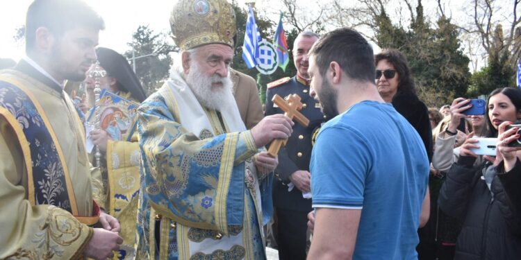 ΘΕΟΦΑΝΕΙΑ – Ποταμός Κόσυνθος: Ο Νίκος Σονίδης της ομάδας Τζούντο του Θ. Ηλιάδη πήρε τον Σταυρό. (φώτο)