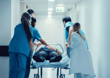 Γρίπη και λοιμώξεις αναπνευστικού βουλιάζουν τα νοσοκομεία – Οι ιώσεις «πνίγουν» το ΕΣΥ