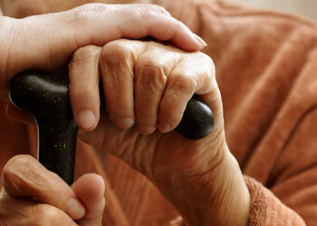 Ηλικιωμένη στην Κρήτη έβαλε σε σακούλα μετρητά και κοσμήματα και τα παρέδωσε στους απατεώνες