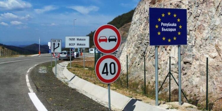 Σπεύδουν οι Έλληνες για καύσιμα στη Βουλγαρία, με  μισό ευρώ φθηνότερη βενζίνη μετά το άνοιγμα των συνόρων