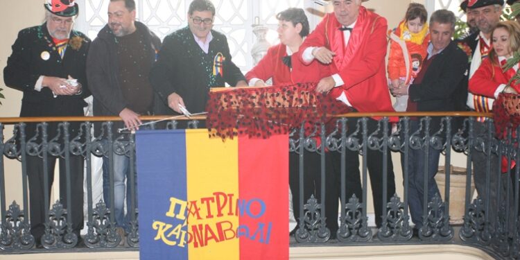 Στους ρυθμούς του καρναβαλιού η Πάτρα -Μουσική και κέφι στην πλατεία Γεωργίου για την τελετή έναρξη