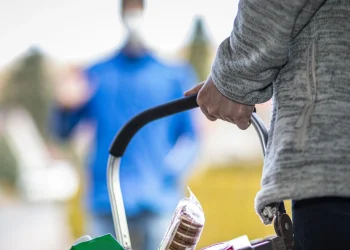 ΕΛΣΤΑΤ: Πληθωρισμός 2,7% το 2024 με εκρηκτικές αυξήσεις σε ασφάλιστρα (+14%) και ενοίκια (+8,5%)