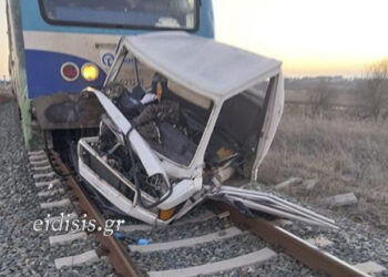 Σφοδρή σύγκρουση τρένου με αυτοκίνητο στο Κιλκίς, νεκρός ο οδηγός του ΙΧ (Βίντεο)