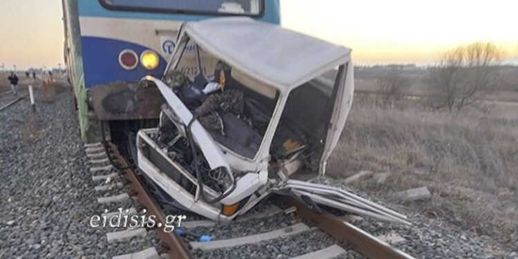 Σφοδρή σύγκρουση τρένου με αυτοκίνητο στο Κιλκίς, νεκρός ο οδηγός του ΙΧ (Βίντεο)