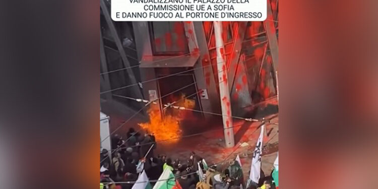 Επίθεση στα γραφεία της Ε.Ε. στη Σόφια, σε διαδήλωση κατά της ένταξης της Βουλγαρίας στο ευρώ