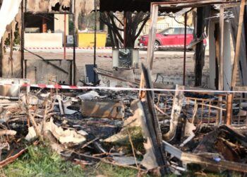 Άγρια δολοφονία στη Θεσσαλονίκη: Τον χτύπησε στον αυχένα με ξύλο, του έριξε οινόπνευμα και τον έκαψε ζωντανό