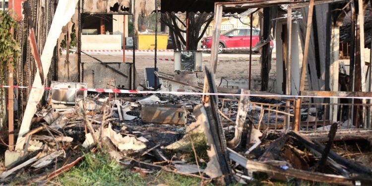 Άγρια δολοφονία στη Θεσσαλονίκη: Τον χτύπησε στον αυχένα με ξύλο, του έριξε οινόπνευμα και τον έκαψε ζωντανό