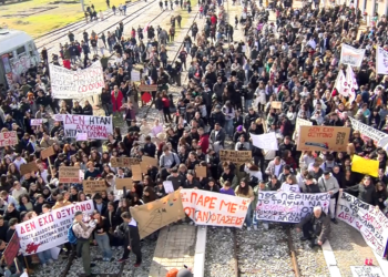 Συλλαλητήριο μνήμης για τα Τέμπη, στον Σιδηροδρομικό Σταθμό της Δράμας