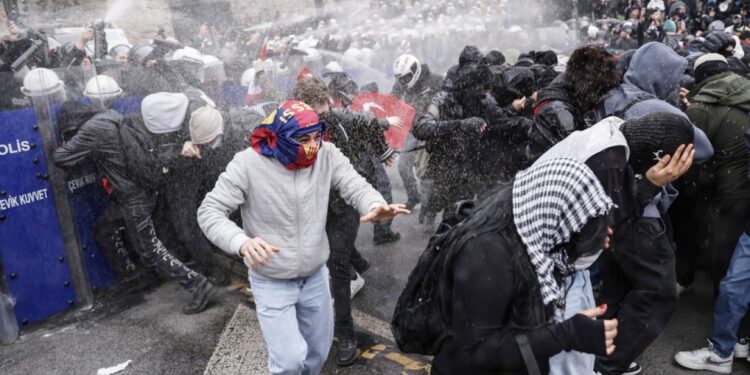 Πάνω από 1.100 συλλήψεις το τελευταίο πενθήμερο στην Τουρκία